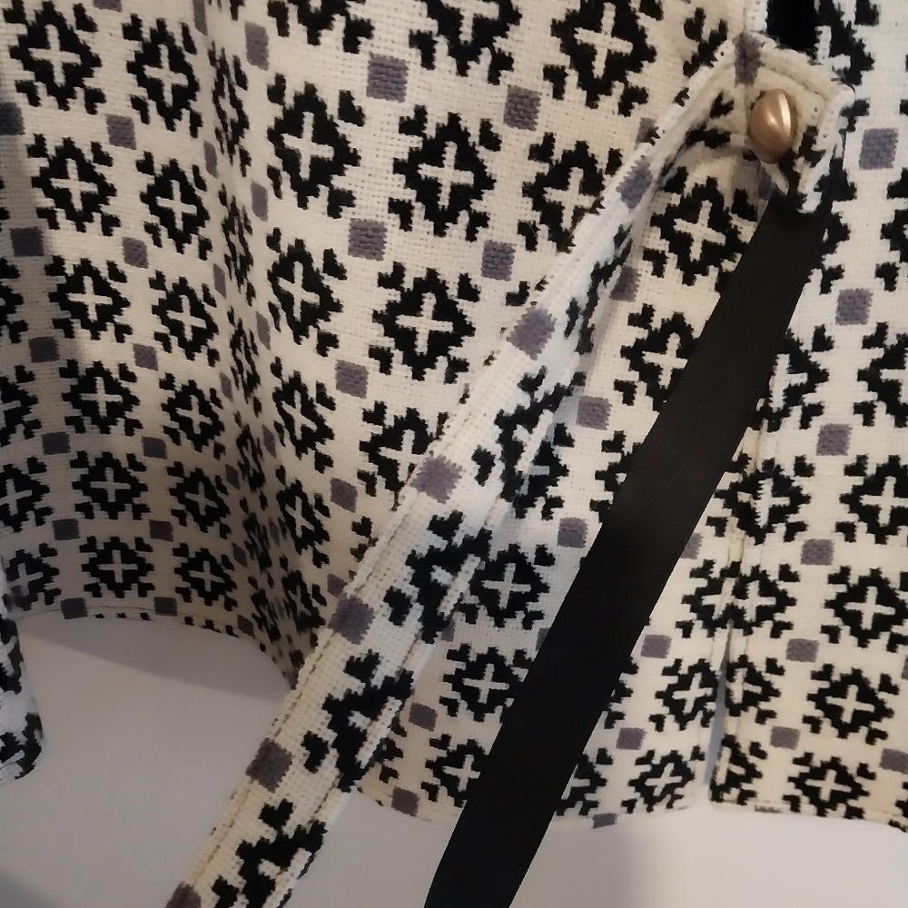 Welsh Woollens Vintage Black & Cream Pattern 100% Wool Snap Closure Cape - Picture 8 of 11